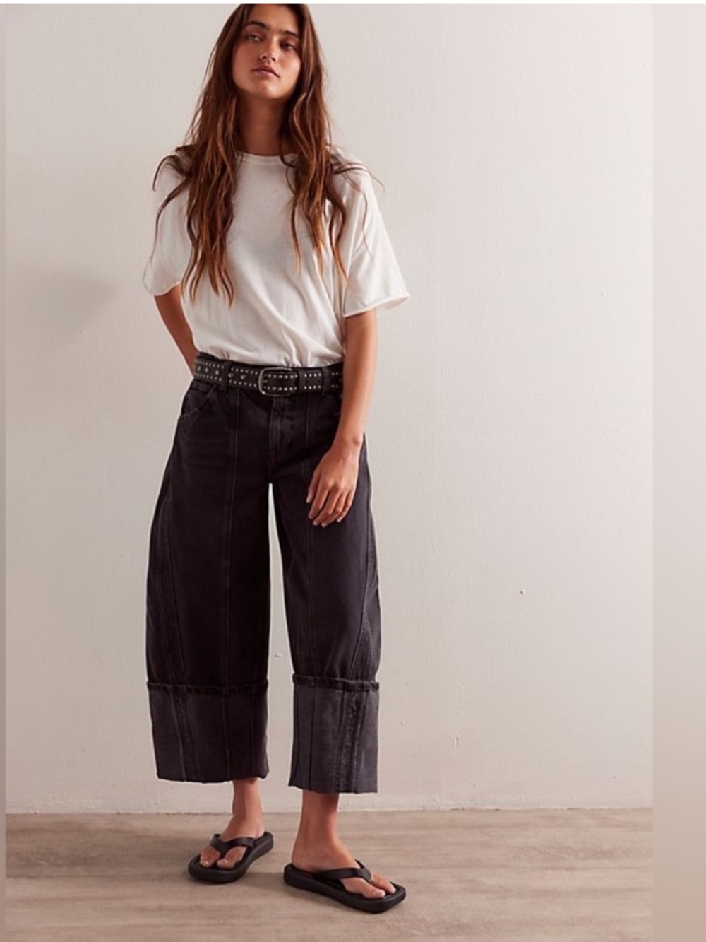 WE THE FREE Olsen Cuffed Cropped Barrel Jeans in Black Wash size 26 - Picture 1 of 14